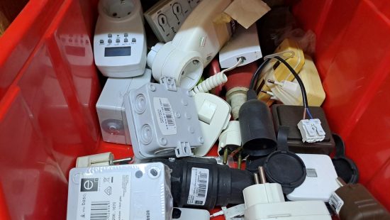 Schütten mit Elektrikerbedarf