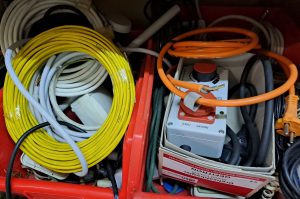 Schütten mit Elektrikerbedarf