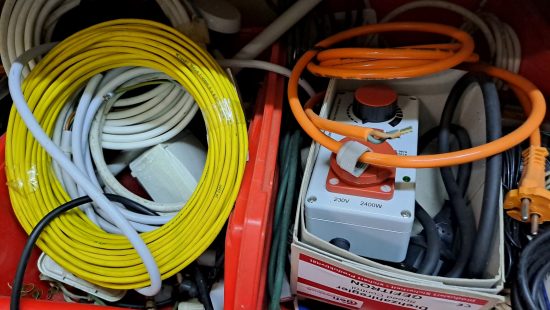 Schütten mit Elektrikerbedarf