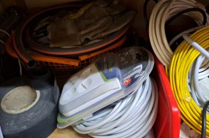 Schütten mit Elektrikerbedarf