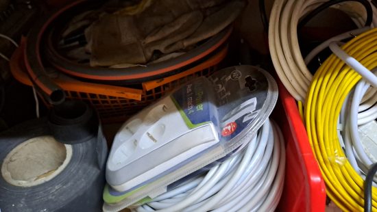 Schütten mit Elektrikerbedarf