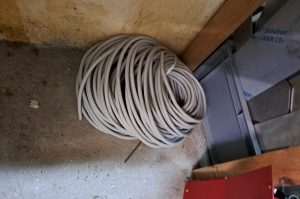 Schütten mit Elektrikerbedarf