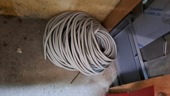 Schütten mit Elektrikerbedarf