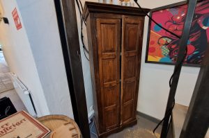 Holzschrank mit Inhalt