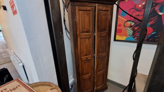 Holzschrank mit Inhalt