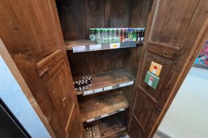 Holzschrank mit Inhalt