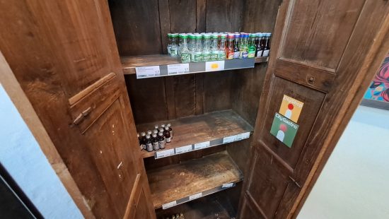 Holzschrank mit Inhalt