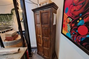 Holzschrank mit Inhalt