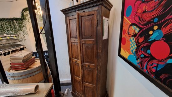 Holzschrank mit Inhalt