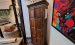 Holzschrank mit Inhalt