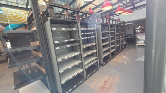 Massives Regalsystem