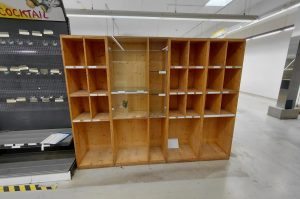 Holzregal mit Vitrine