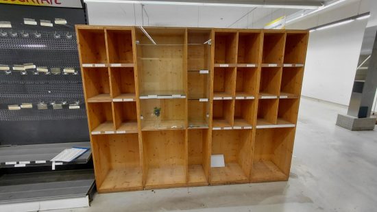 Holzregal mit Vitrine