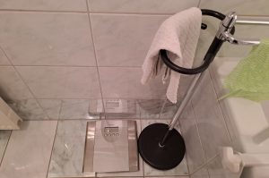 Personenwaage mit Handtuchhalter B