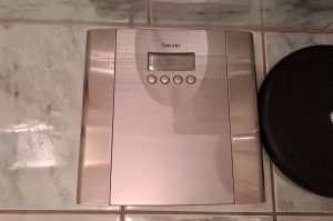 Personenwaage mit Handtuchhalter B