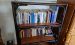 Bücherregal mit Büchern
