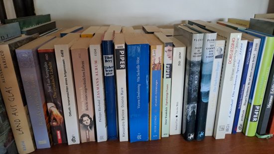 Bücherregal mit Büchern