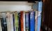 Bücherregal mit Büchern