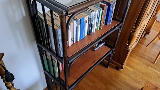 Bücherregal mit Büchern