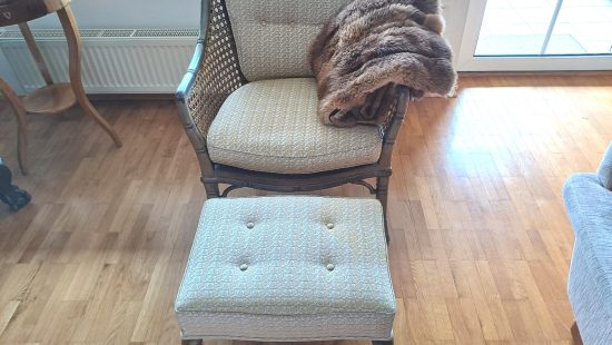Fauteuil mit Hocker