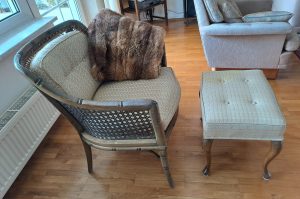 Fauteuil mit Hocker