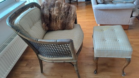 Fauteuil mit Hocker
