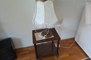 Tischlampe mit Tisch