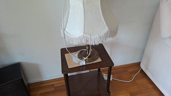 Tischlampe mit Tisch