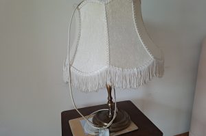 Tischlampe mit Tisch