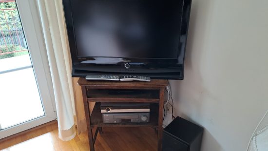 TV-Geräte mit Tisch