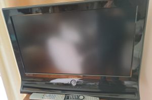 TV-Geräte mit Tisch