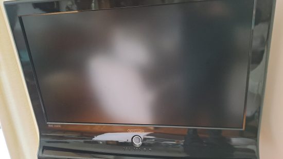 TV-Geräte mit Tisch
