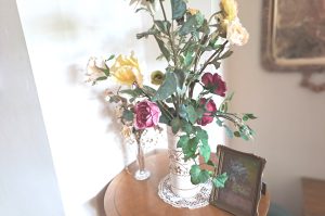 Gemälde inkl. Blumendeko