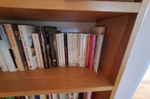 Bücherregal mit Büchern VZ