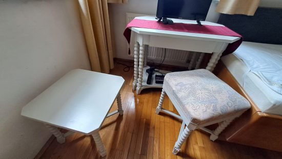 Tisch mit 2 Hockern SZ