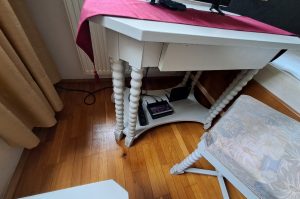 Tisch mit 2 Hockern SZ
