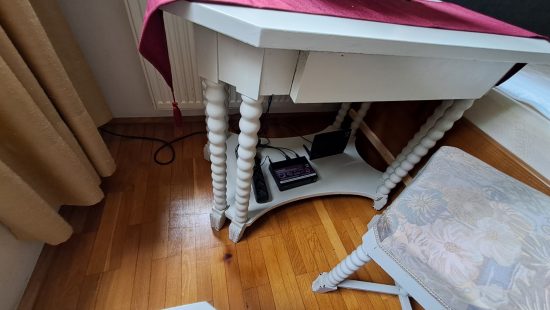 Tisch mit 2 Hockern SZ