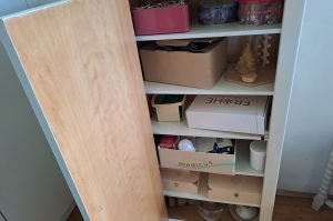 Schrank mit Jahreszeitendeko SZ