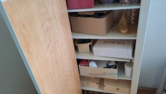 Schrank mit Jahreszeitendeko SZ