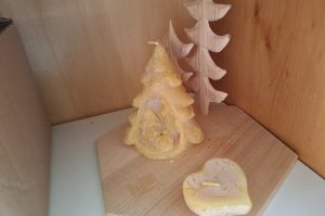 Schrank mit Jahreszeitendeko SZ