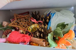 Schrank mit Jahreszeitendeko SZ