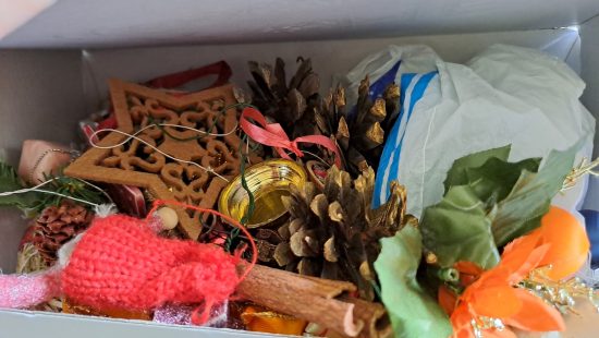 Schrank mit Jahreszeitendeko SZ