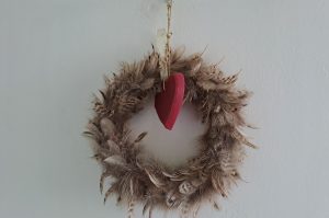 Schrank mit Jahreszeitendeko SZ
