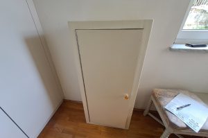 Schrank mit Jahreszeitendeko SZ