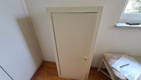 Schrank mit Jahreszeitendeko SZ