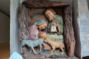 Schrank mit Jahreszeitendeko SZ