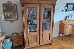 Vitrinenschrank