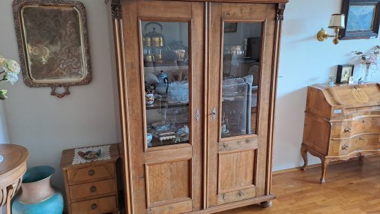 Vitrinenschrank