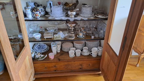 Vitrinenschrank