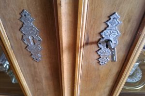 Vitrinenschrank